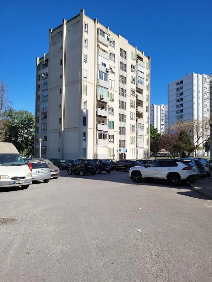 Cozy Room Near Metro & Airport Lissabon