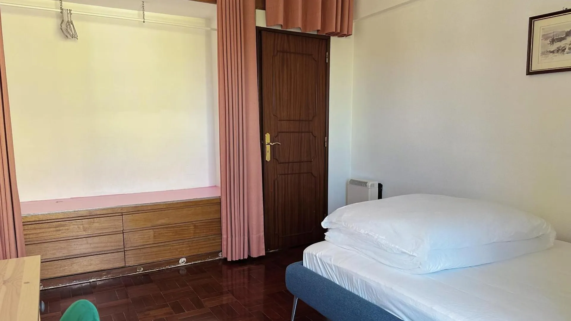 Cozy Room Near Metro & Airport Lisboa 0*,  Portugal