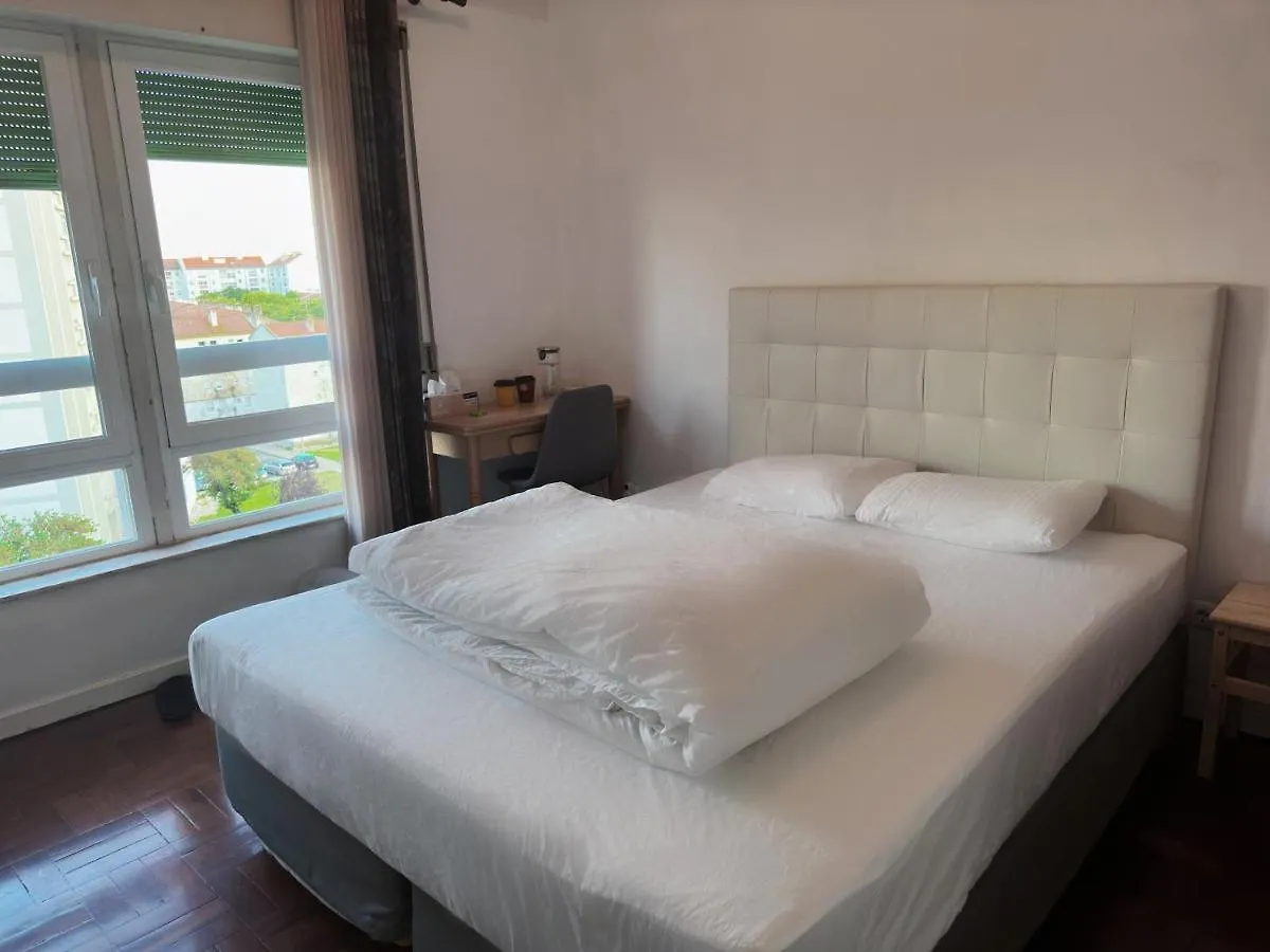 ホームステイ Cozy Room Near Metro & Airport リスボン